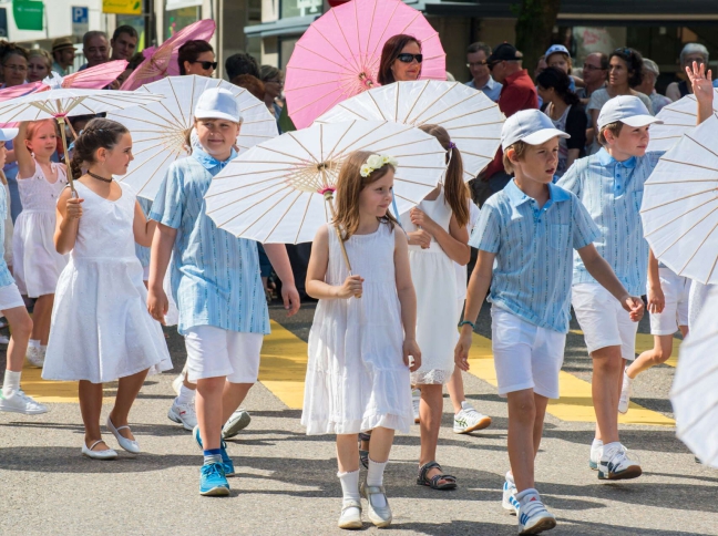 Kinder in weissen Kleidern an Umzug